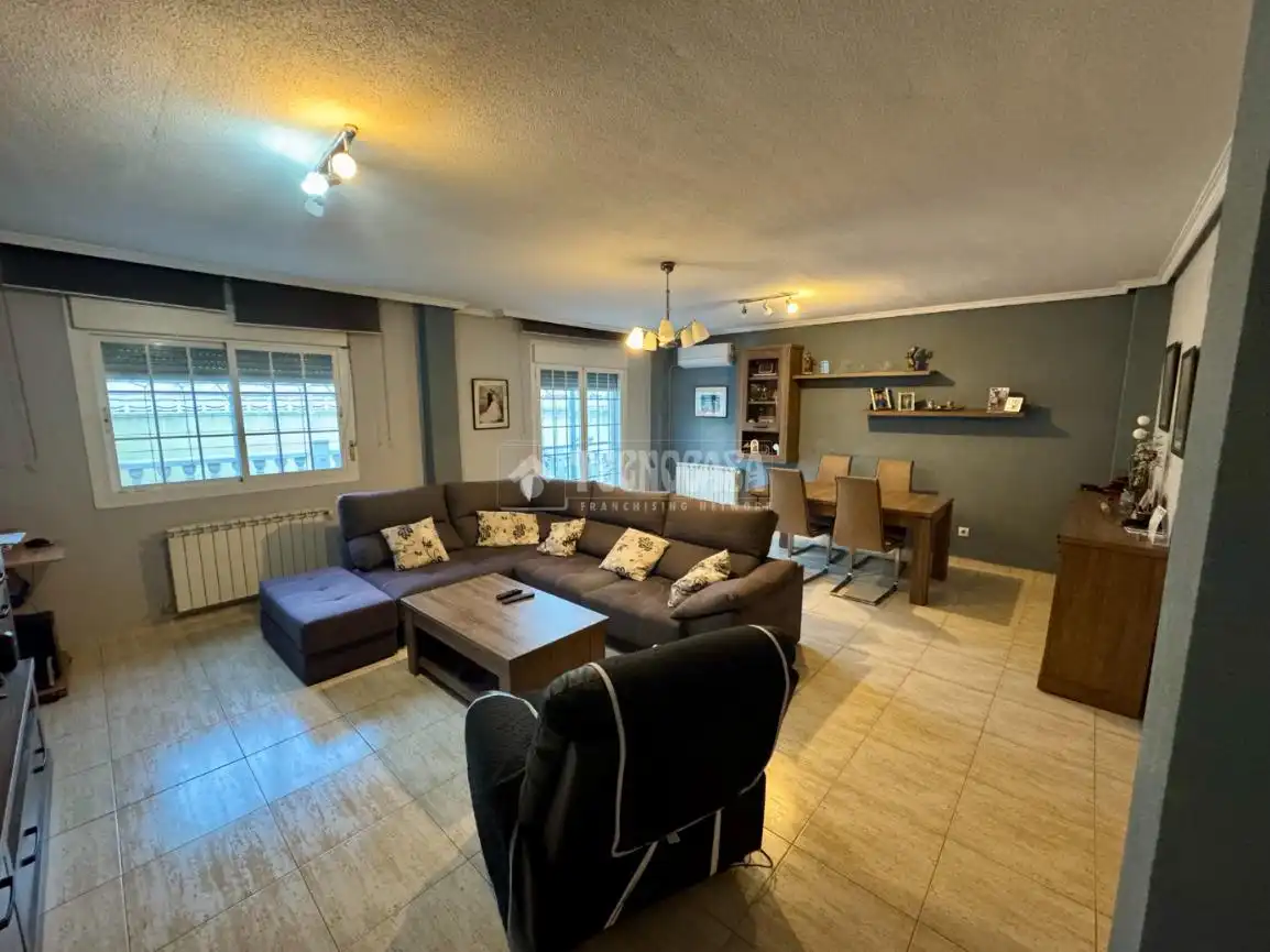 Sala de estar de Casa adosada en venta en Villanueva de la Torre con Aire acondicionado