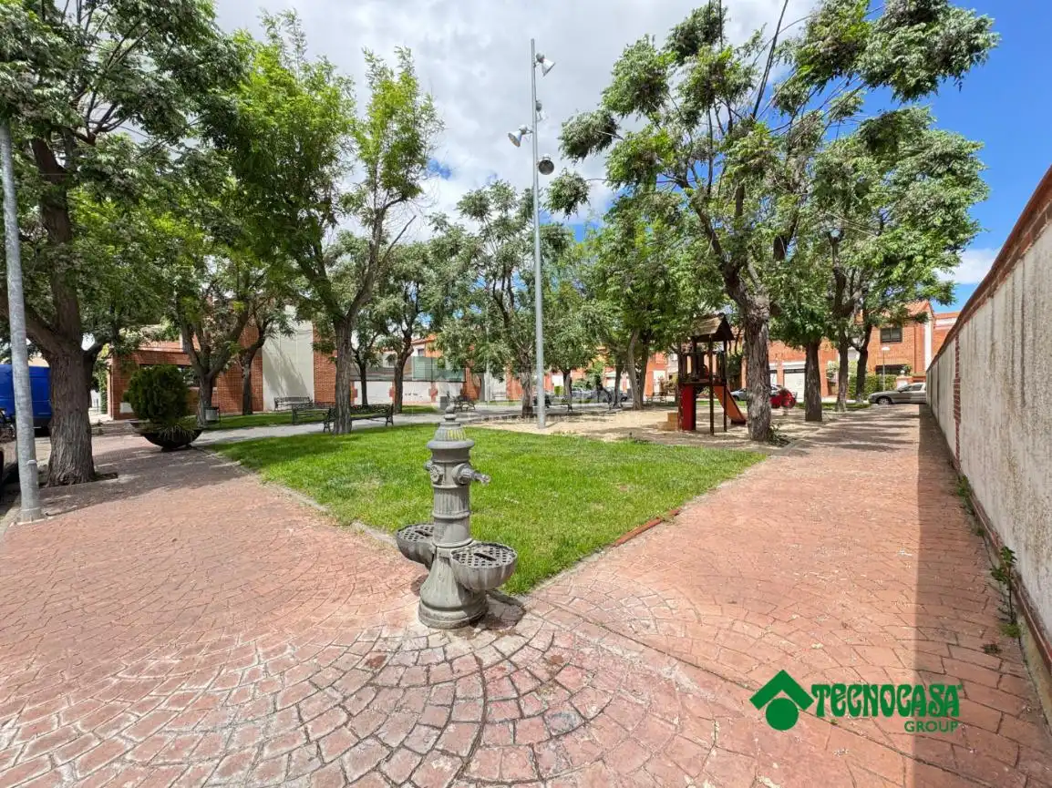 Vista exterior de Casa adosada en venta en Torrijos con Aire acondicionado, Calefacción y Jardín privado