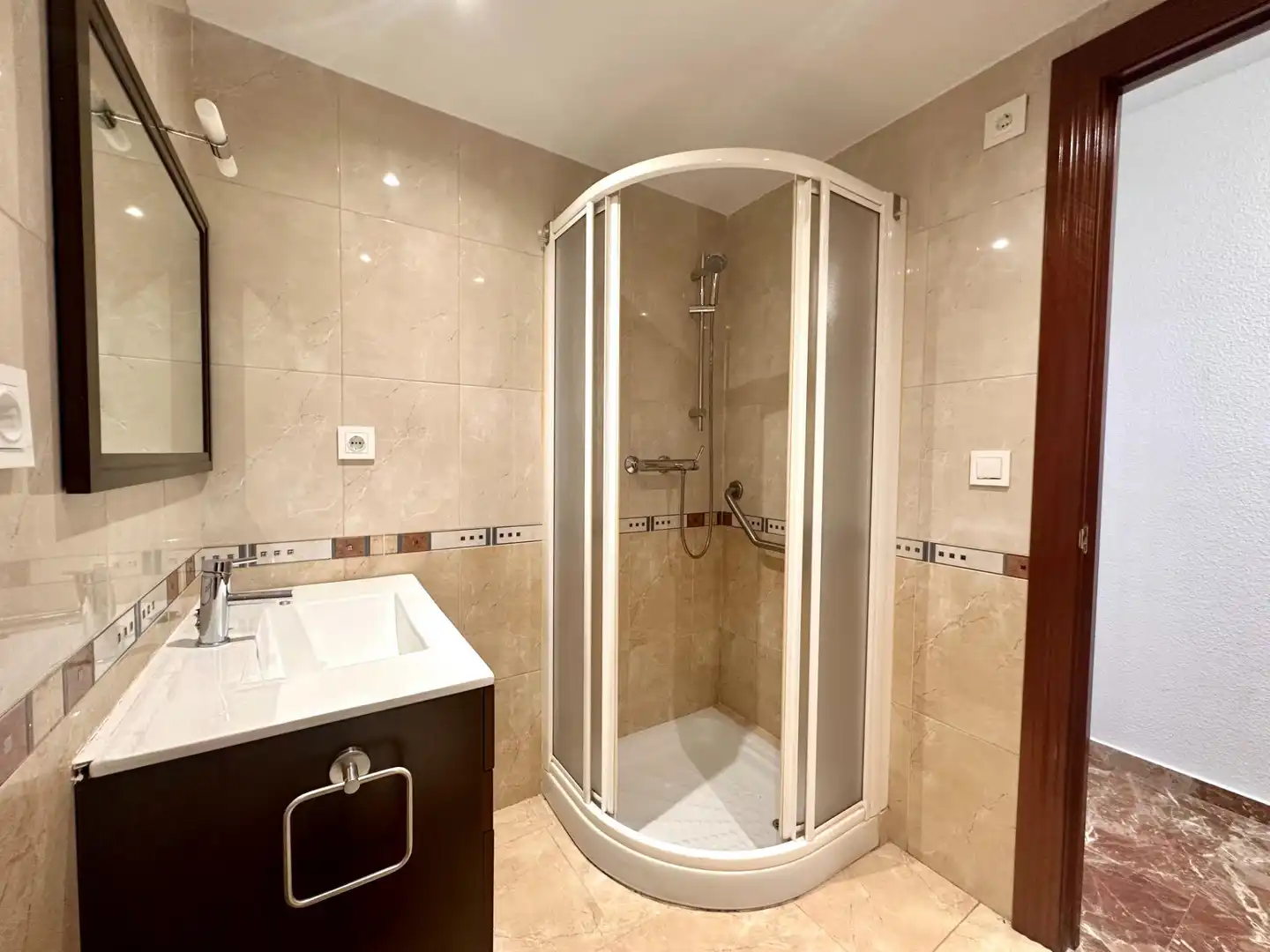 Bathroom of Flat for rent in Granada  with Air Conditioner, Heating and Terrace