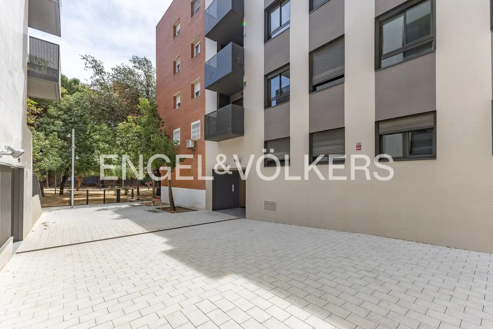 Exterior view of Flat for rent in Esplugues de Llobregat  with Air Conditioner, Heating and Parquet flooring