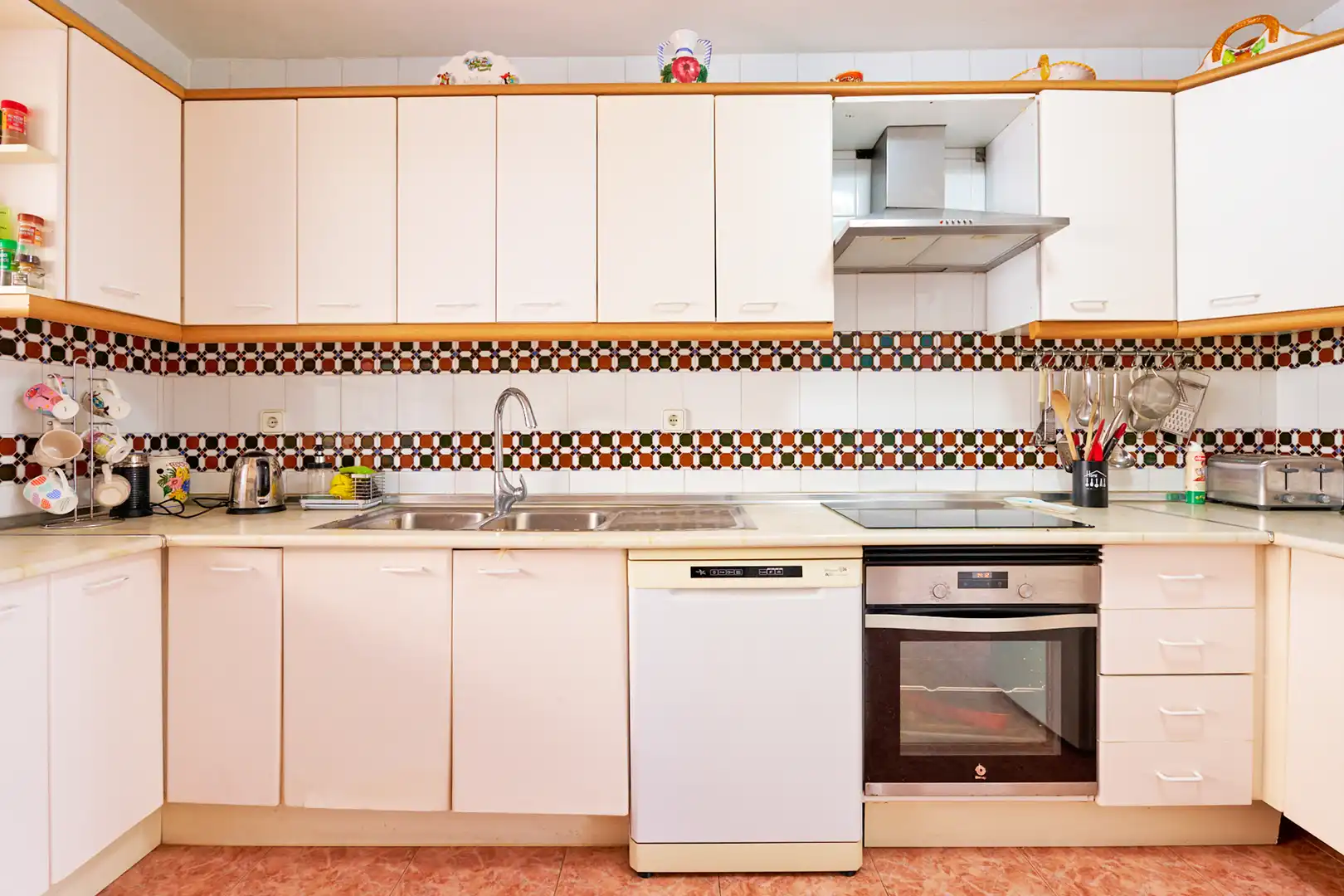 Küche von Einfamilien-Reihenhaus zum Verkauf in Marbella mit Klimaanlage, Heizung und Terrasse