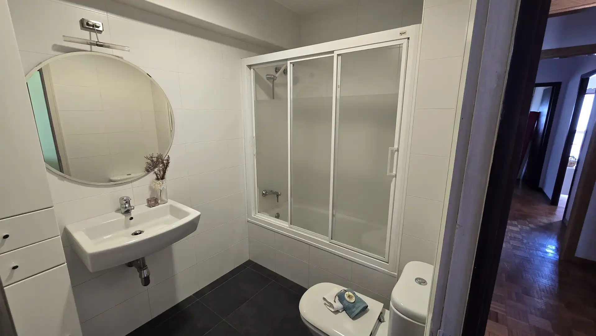 Badezimmer von Wohnung zum Verkauf in Vigo  mit Heizung, Parkett und Abstellraum