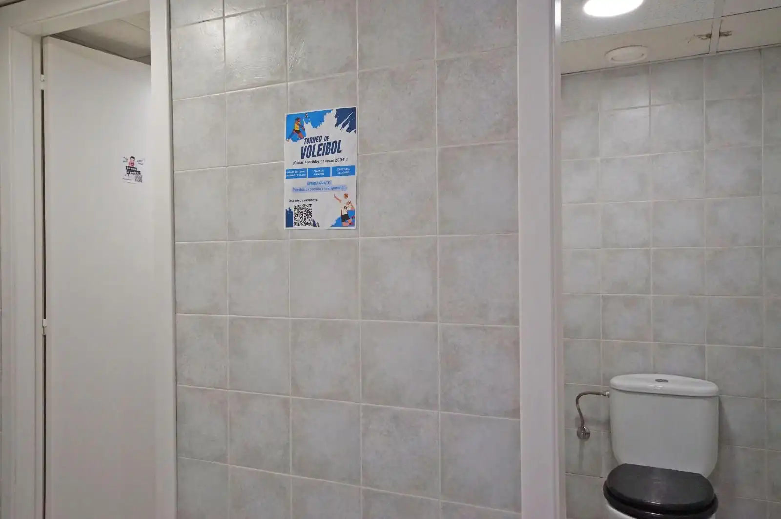 Bathroom of Office for rent in Barcelona  with Air Conditioner and Terrace