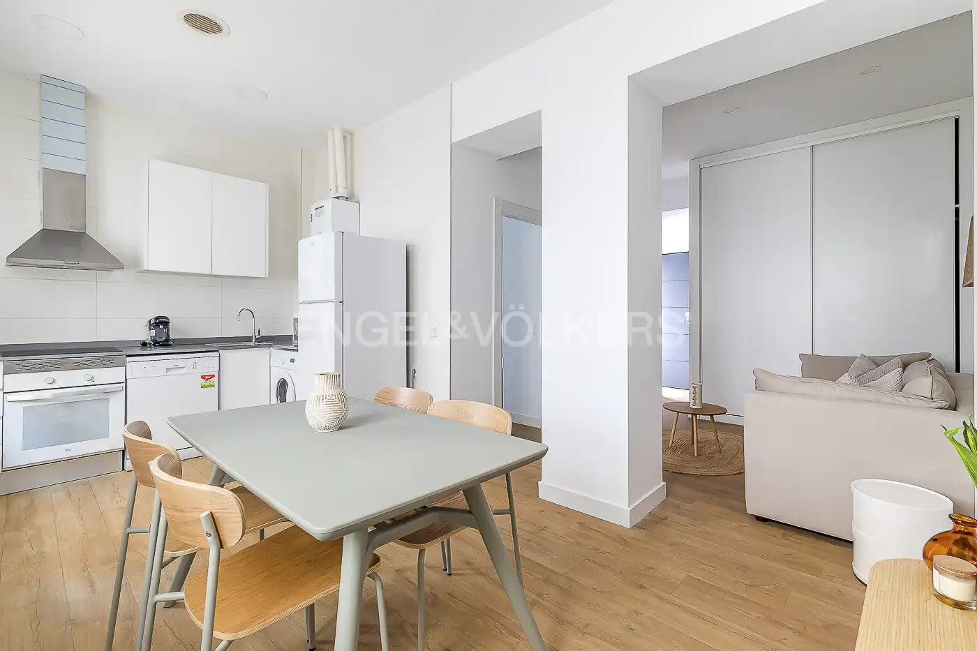 Cuina de Apartament de lloguer en Madrid amb Aire condicionat, Calefacció i Moblat