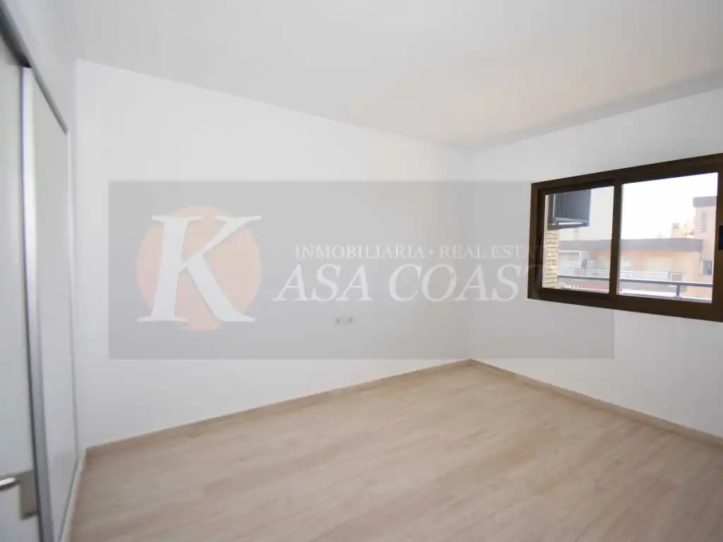 Wohnung zum Verkauf in Fuengirola mit Klimaanlage, Privatgarten und Terrasse