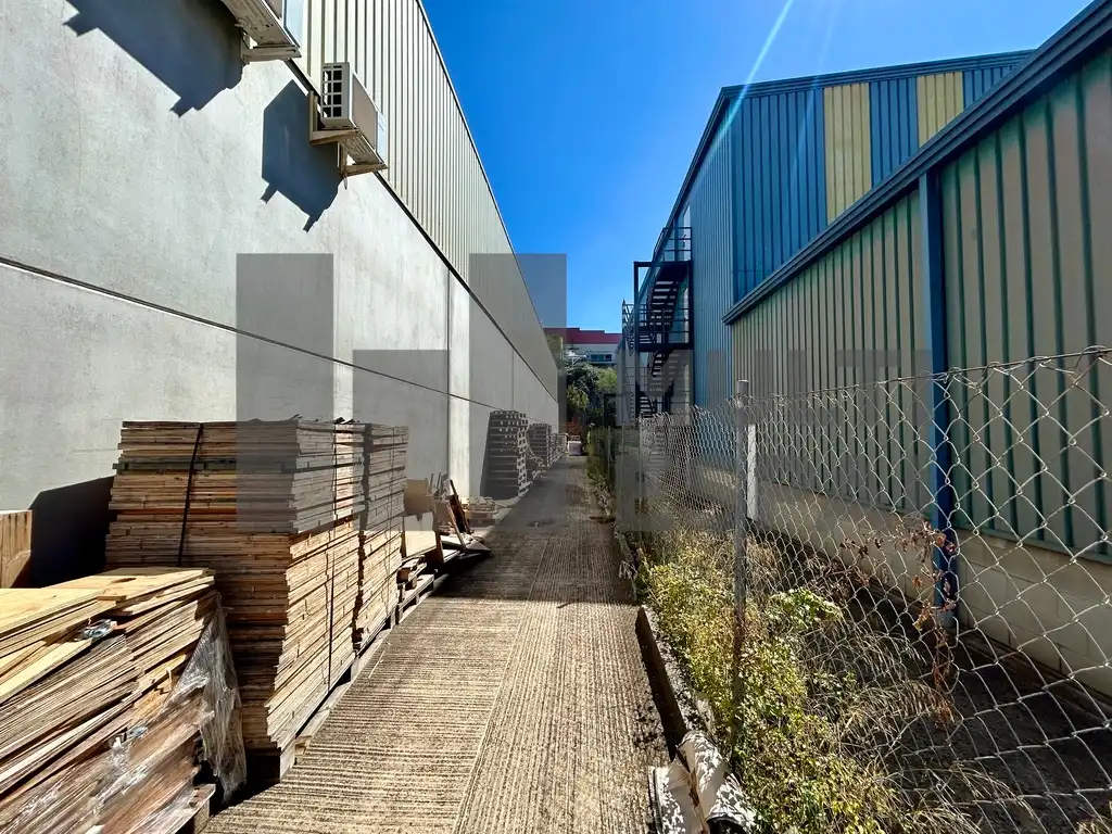 Vista exterior de Nau industrial en venda en Castellví de Rosanes