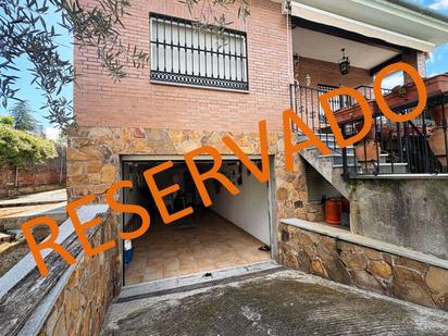 Vista exterior de Casa o xalet en venda en Casarrubios del Monte amb Aire condicionat, Calefacció i Jardí privat