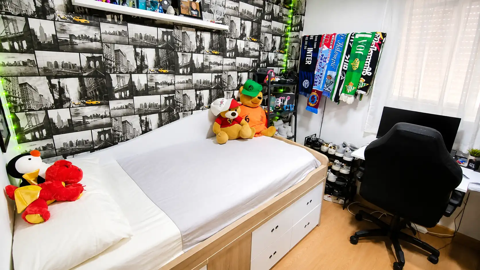 Bedroom of Flat for sale in Sevilla  with Air Conditioner and Furnished