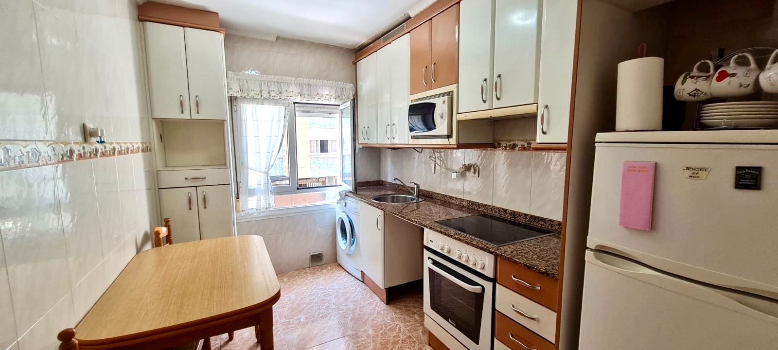 Cocina de Piso en venta en Gijón  con Calefacción, Parquet y Amueblado