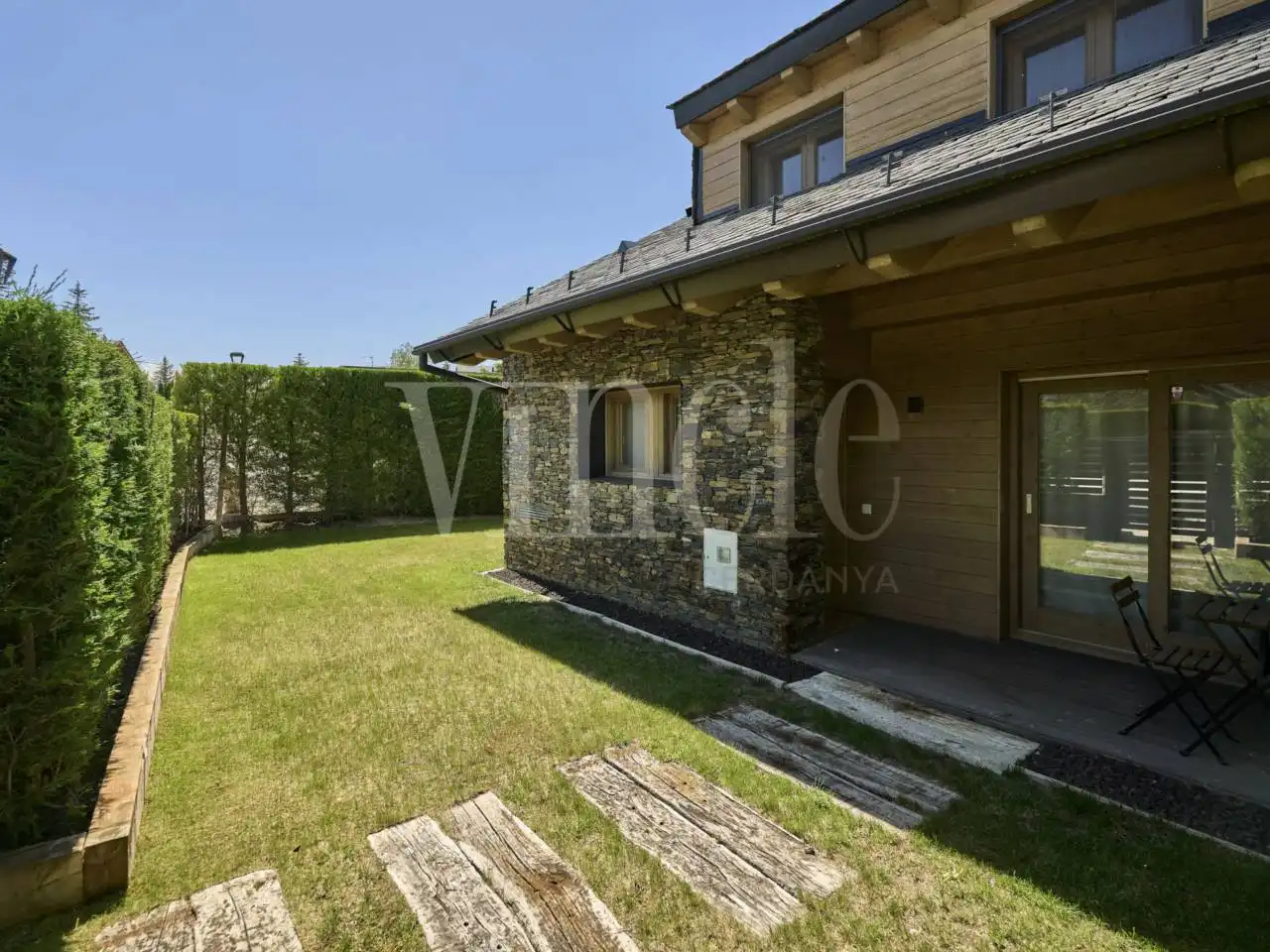 Vista exterior de Casa adosada en venda en Alp amb Calefacció, Jardí privat i Parquet