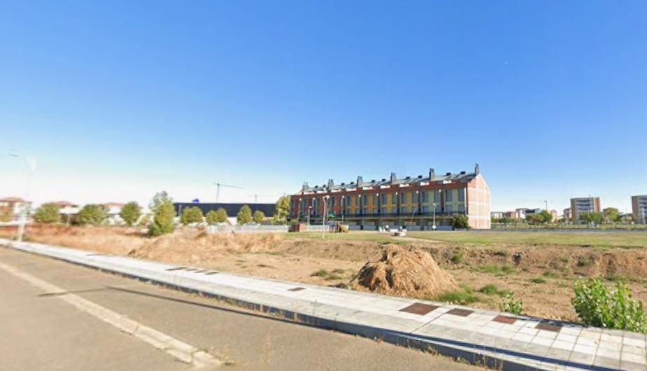 Vista exterior de Casa o xalet en venda en León Capital  amb Calefacció, Terrassa i Traster