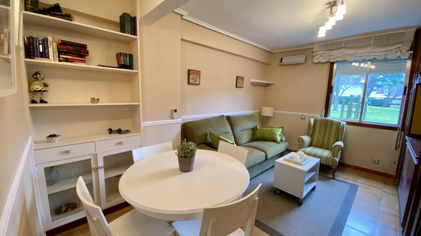 Wohnzimmer von Erdgeschoss zum Verkauf in Laredo mit Klimaanlage und Möbliert