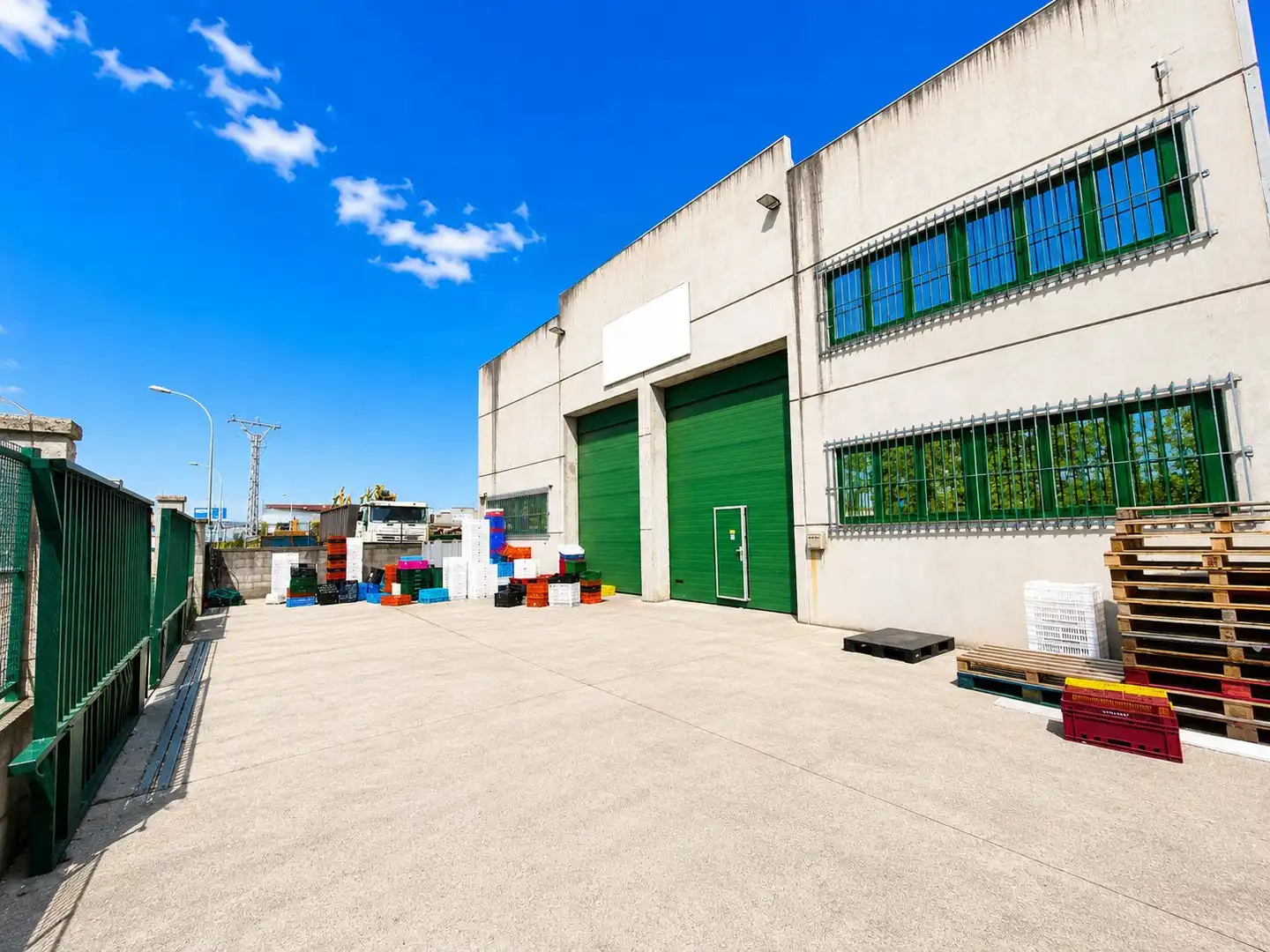 Vista exterior de Nau industrial en venda en Siero