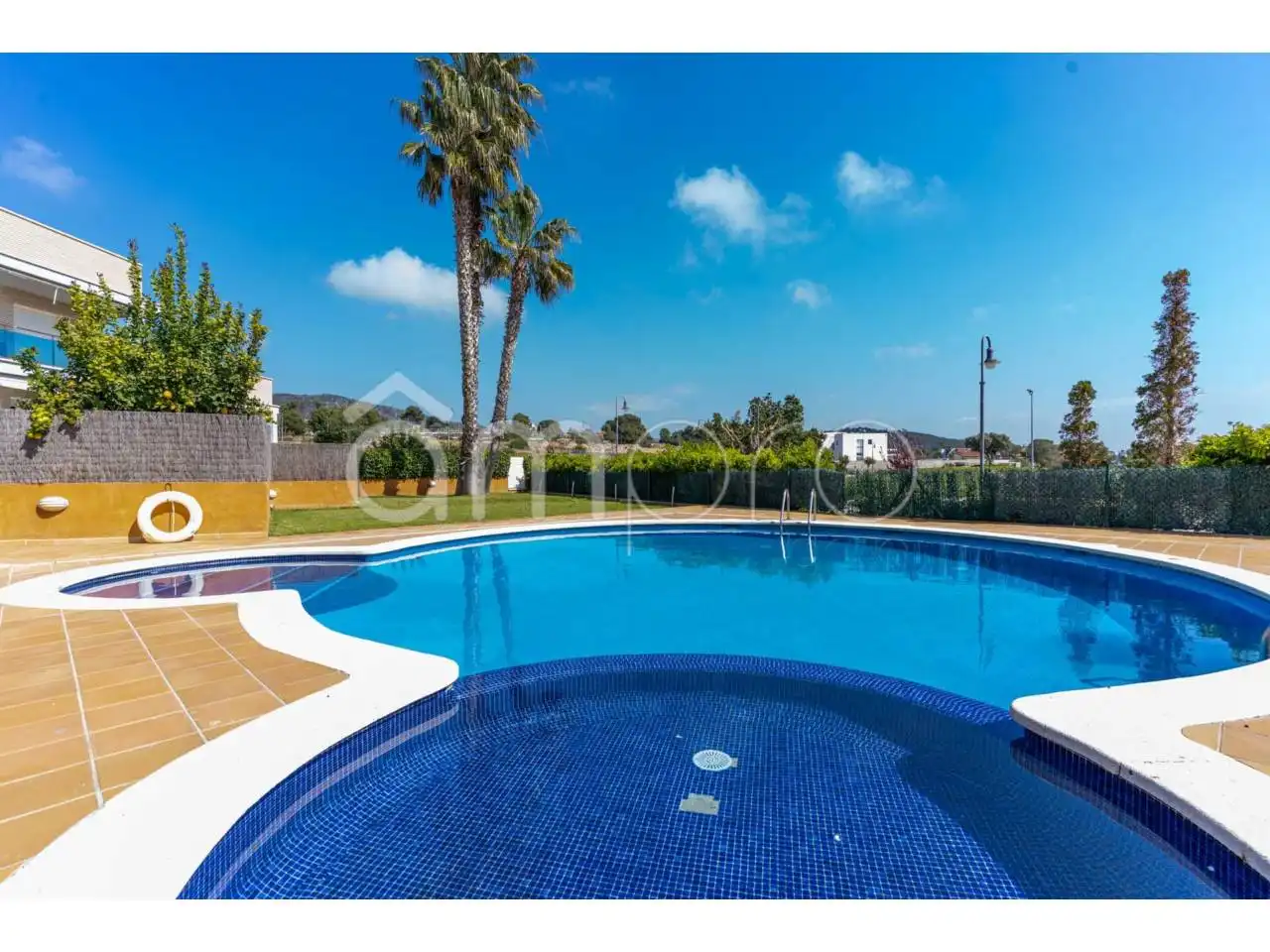 Schwimmbecken von Dachboden zum Verkauf in Roda de Berà mit Klimaanlage, Terrasse und Abstellraum