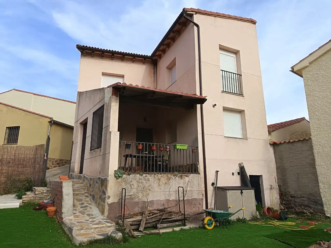 Vista exterior de Casa adosada en venda en Santiago del Tormes amb Calefacció, Jardí privat i Terrassa