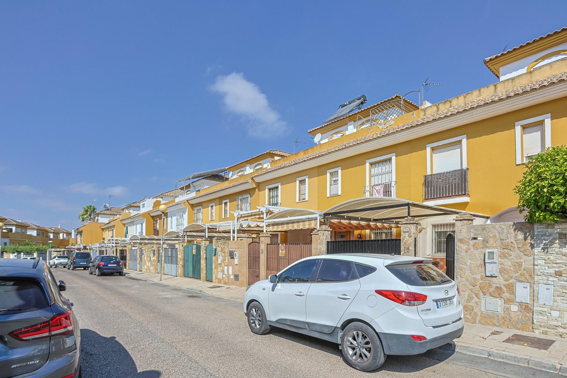 Vista exterior de Casa adosada en venta en Mairena del Aljarafe con Aire acondicionado y Jardín privado