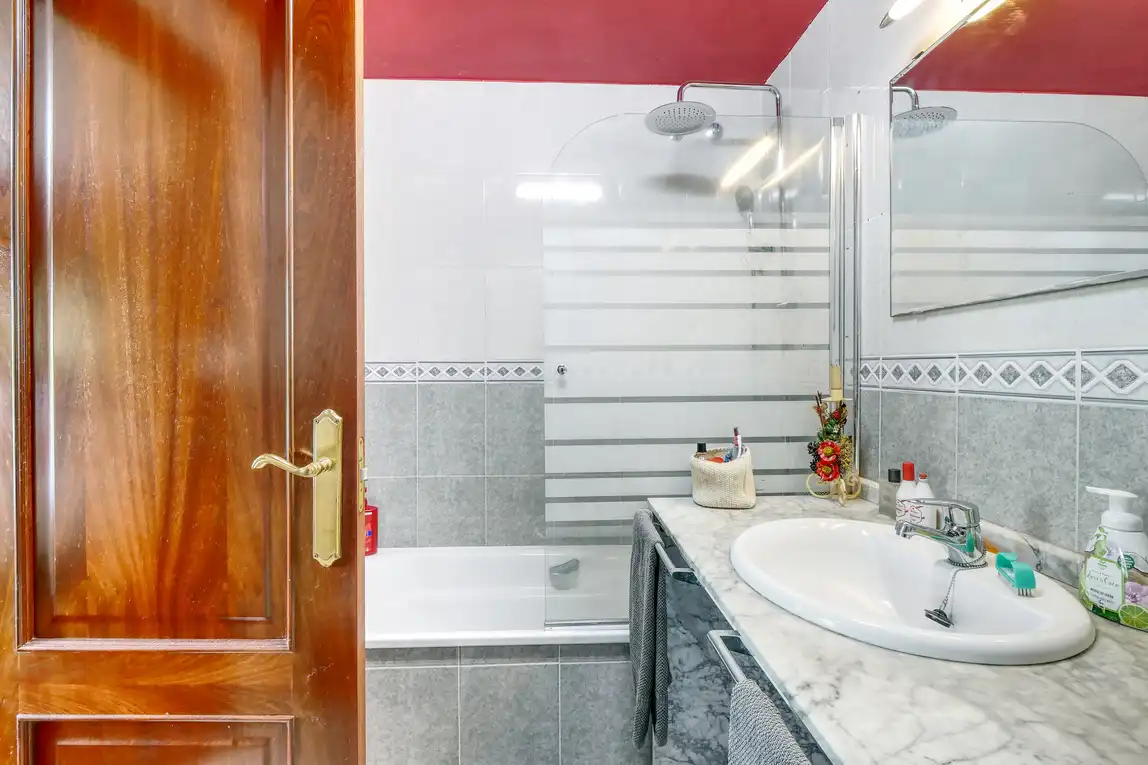 Baño de Casa adosada en venta en A Coruña Capital  con Calefacción, Jardín privado y Parquet