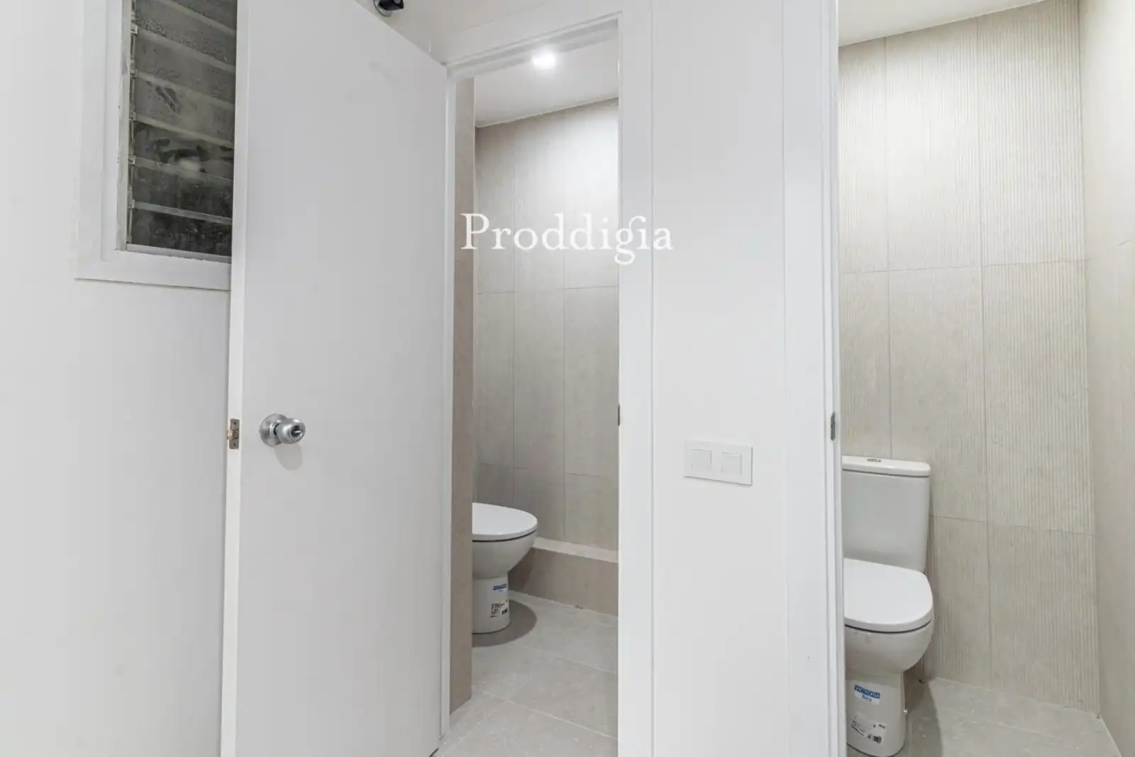 Bathroom of Office for rent in Barcelona  with Air Conditioner, Heating and Alarm