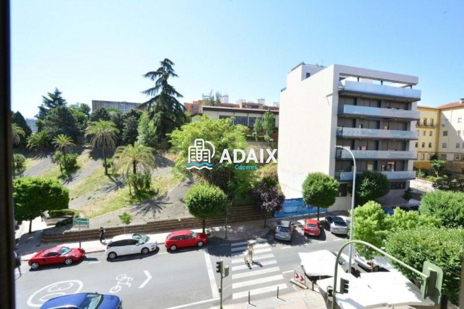 Vista exterior de Piso en venta en Cáceres Capital con Calefacción
