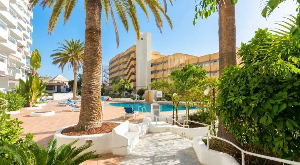 Vista exterior de Apartamento en venta en Adeje con Amueblado, Balcón y Piscina comunitaria