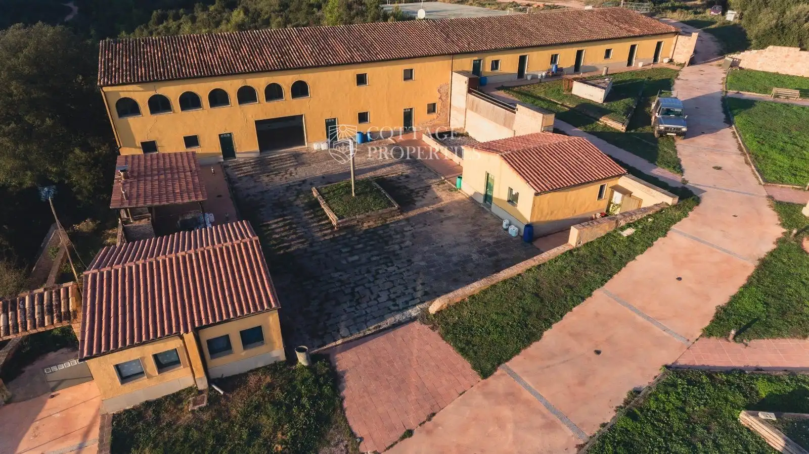 Vista exterior de Finca rústica en venda en Sant Llorenç Savall amb Calefacció i Piscina