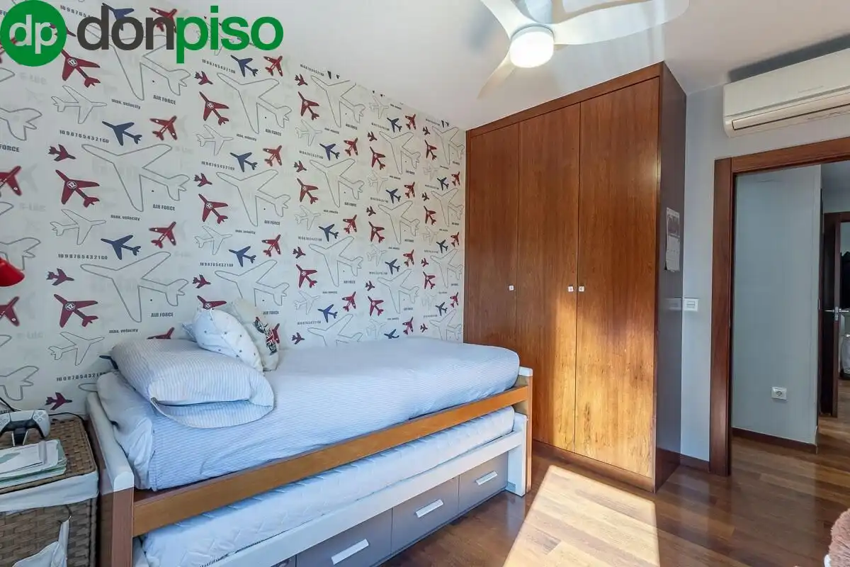 Bedroom of Flat for sale in Granada  with Air Conditioner, Terrace and Community pool