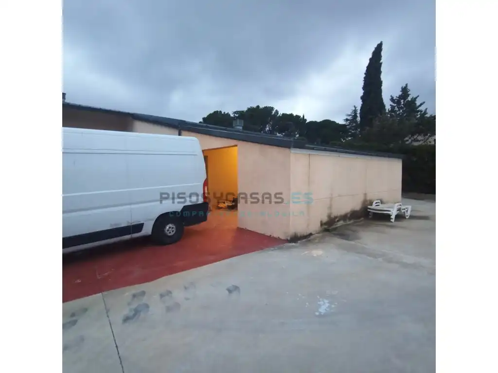 Aparcament de Casa o xalet en venda en La Muela amb Jardí privat i Terrassa