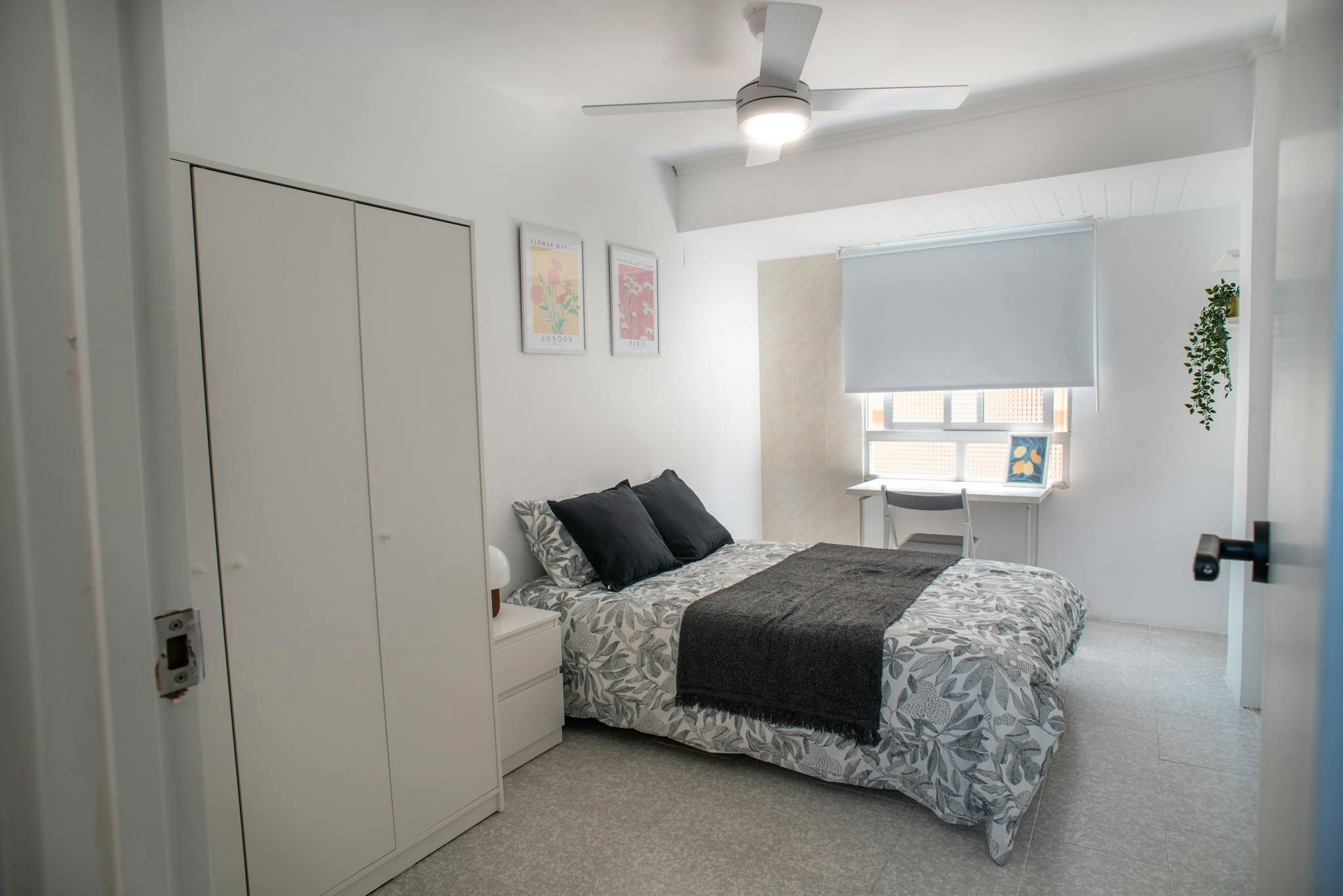 Bedroom of Flat to share in  Valencia Capital  with Washing machine