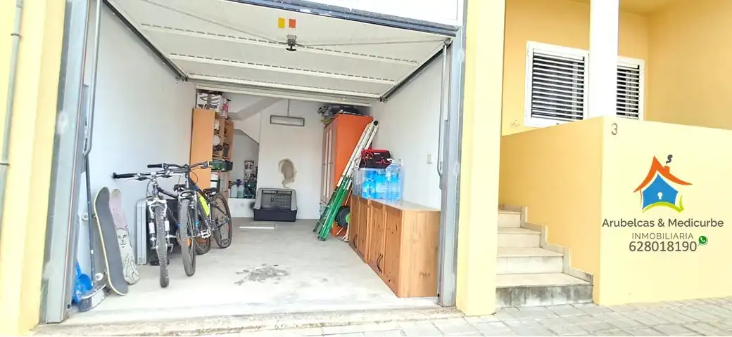 Einfamilien-Reihenhaus zum Verkauf in Arucas mit Ofen, Mikrowelle und Balkon
