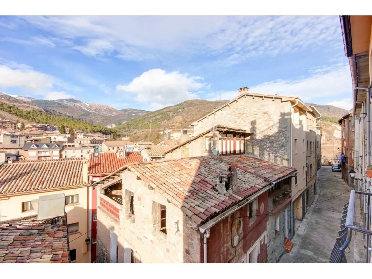 Vista exterior de Finca rústica en venda en La Pobla de Lillet amb Calefacció