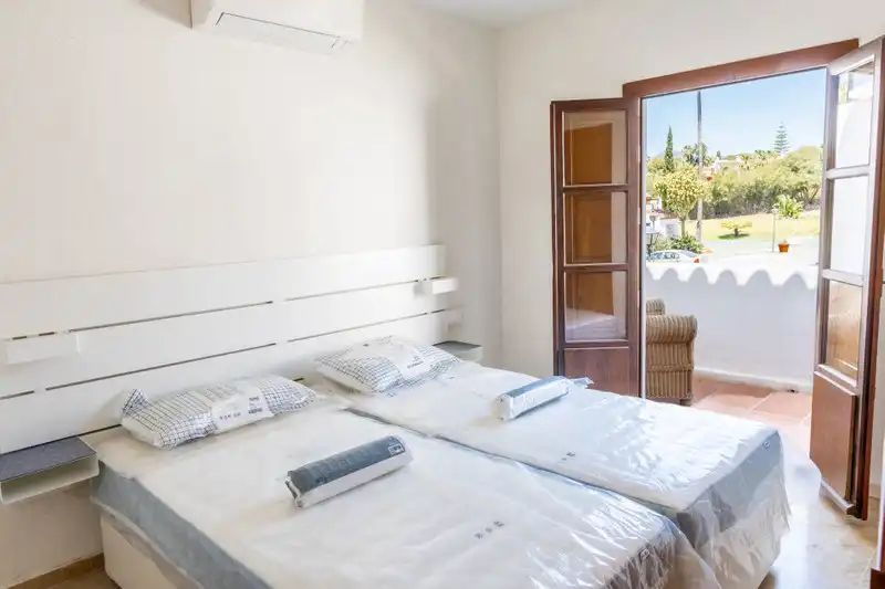 Dormitori de Casa adosada de lloguer en Estepona amb Aire condicionat, Traster i Moblat