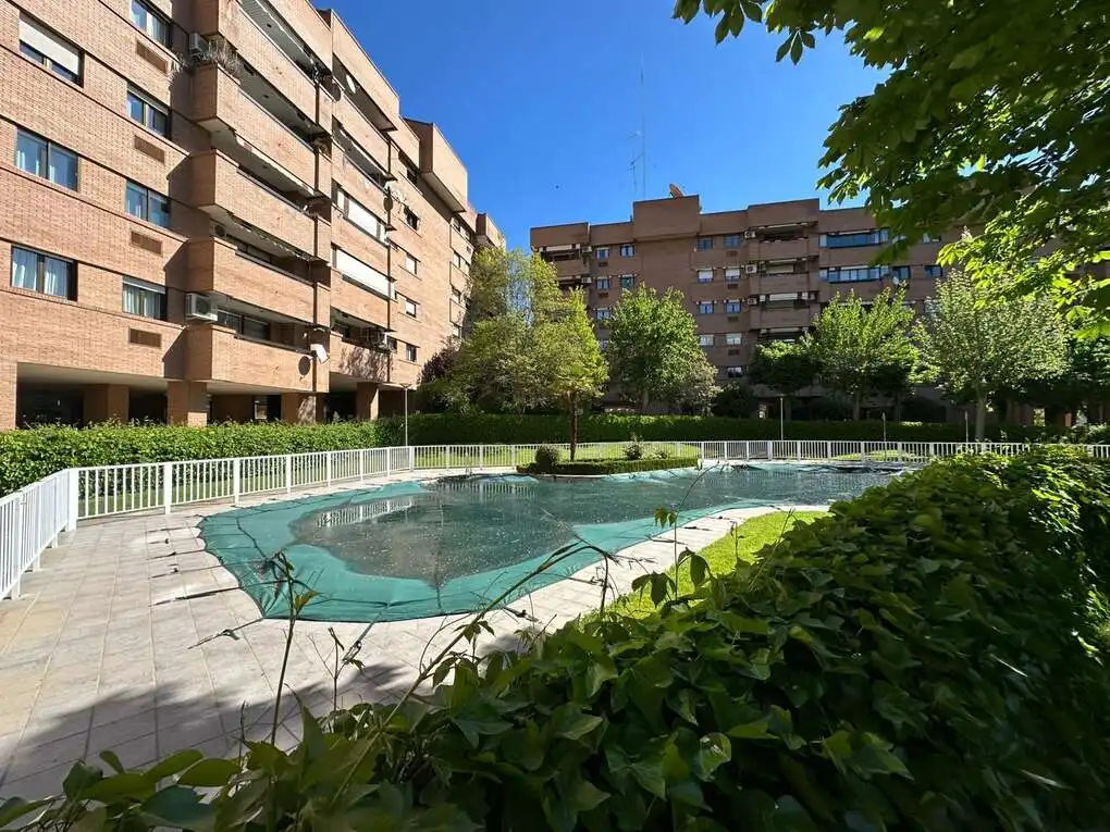 Außenansicht von Wohnung zum Verkauf in Toledo mit Klimaanlage, Heizung und Privatgarten