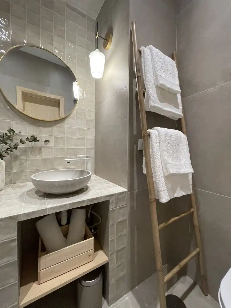 Baño de Estudio de alquiler en Carmona con Aire acondicionado, Amueblado y Microondas