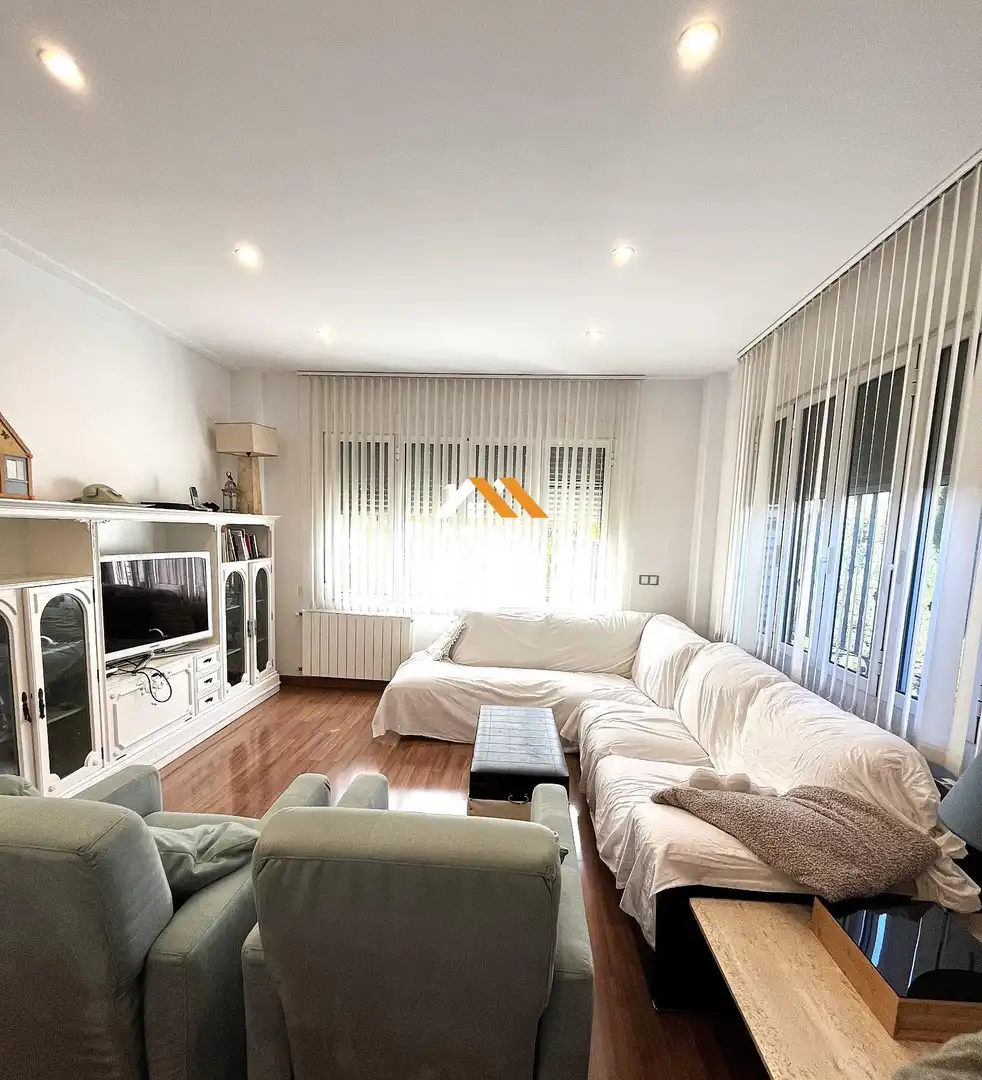 Sala d'estar de Casa o xalet en venda en Paterna amb Aire condicionat, Calefacció i Jardí privat
