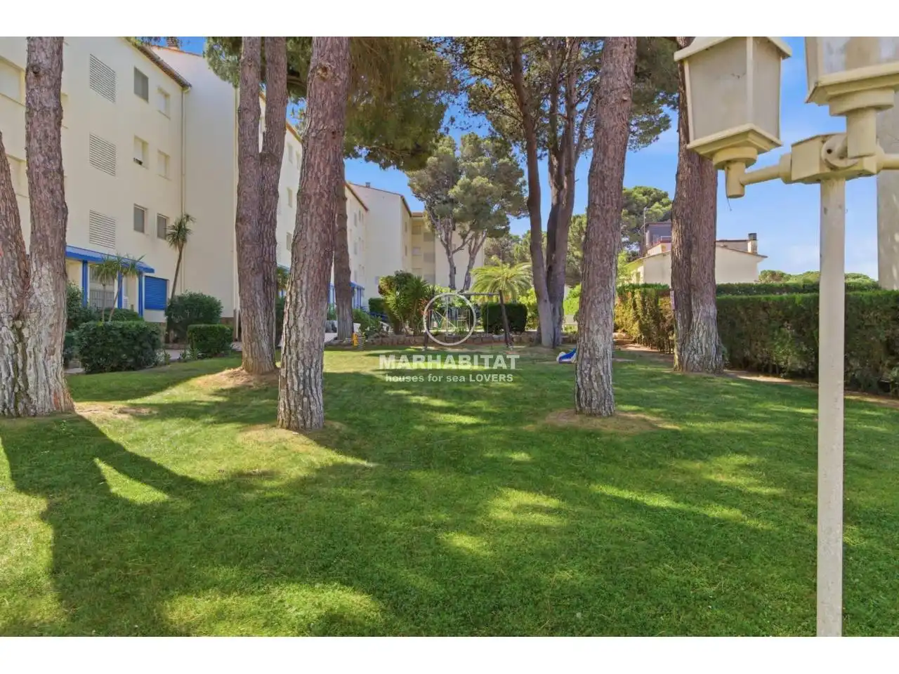 Jardín de Piso en venta en L'Escala con Terraza, Amueblado y Piscina comunitaria