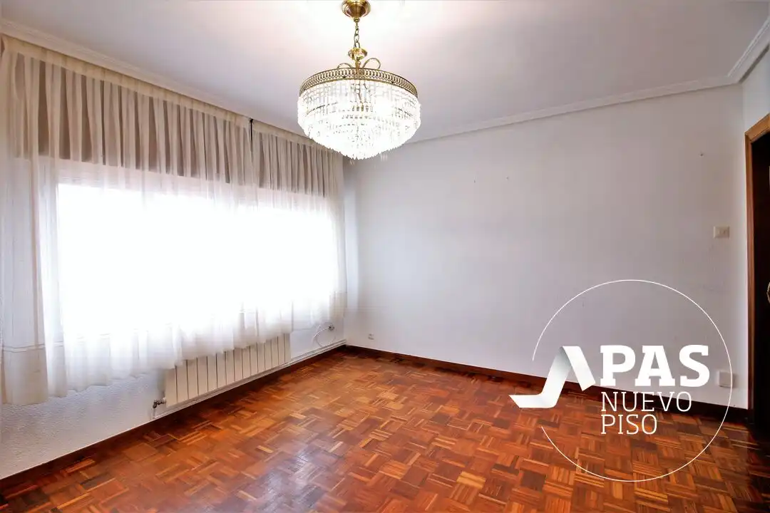 Sala d'estar de Pis en venda en Cuatro Caminos