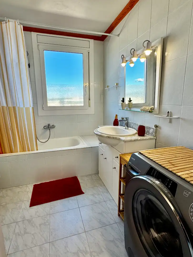 Baño de Apartamento de alquiler en Salou con Aire acondicionado, Terraza y Amueblado