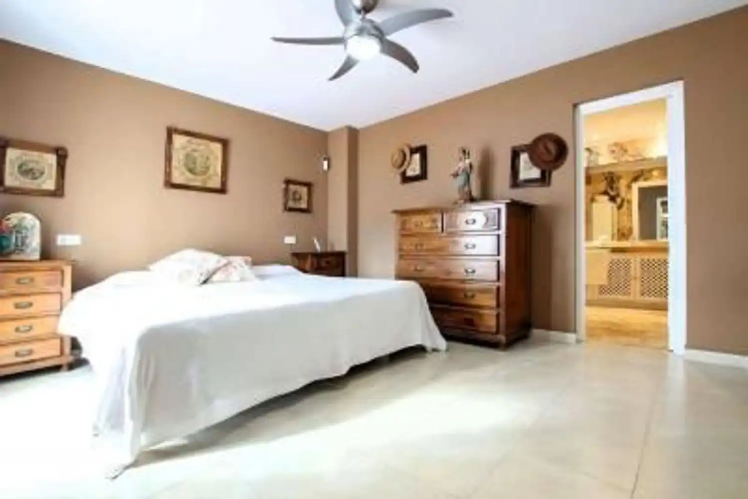 Schlafzimmer von Wohnung zum Verkauf in Marbella mit Klimaanlage, Privatgarten und Terrasse