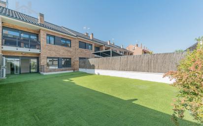 Jardí de Casa adosada en venda en Arroyomolinos (Madrid) amb Aire condicionat, Calefacció i Jardí privat