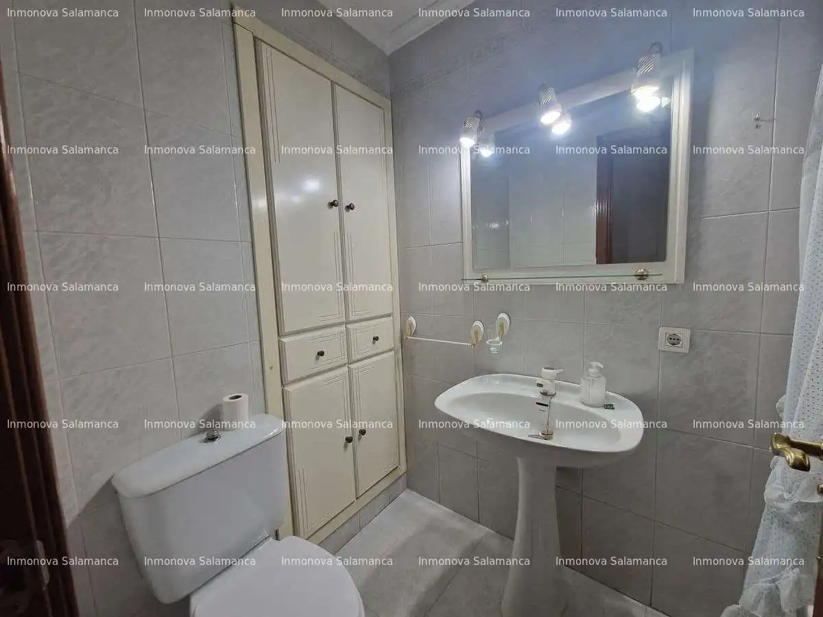 Baño de Piso de alquiler en Salamanca con Calefacción, Terraza y Amueblado
