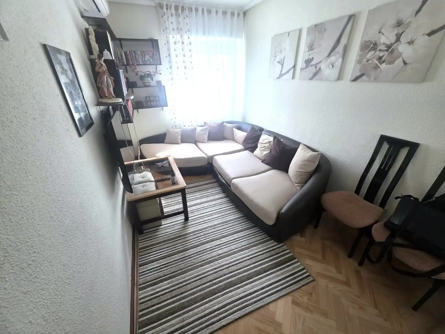 Living room of Flat for sale in Madrid  with Air Conditioner, Heating and Parquet flooring