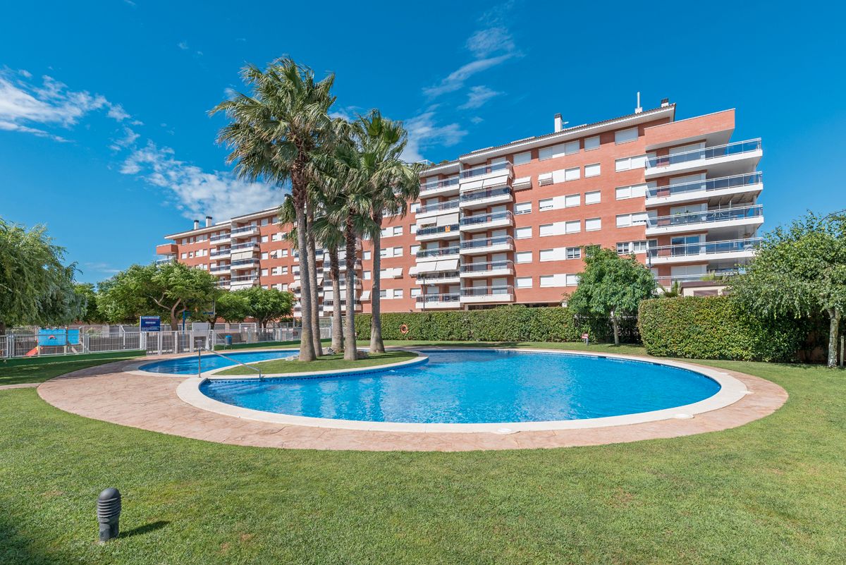 Swimming pool of Garage to rent in Reus