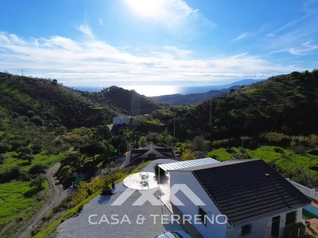 Vista exterior de Casa o xalet en venda en Rincón de la Victoria amb Aire condicionat, Terrassa i Piscina