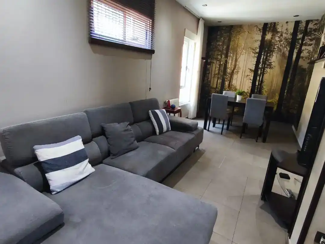 Sala d'estar de Casa adosada en venda en Langreo amb Jardí privat, Traster i Moblat