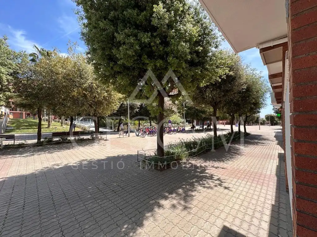 Vista exterior de Piso en venta en Sant Joan Despí con Parquet, Terraza y Balcón