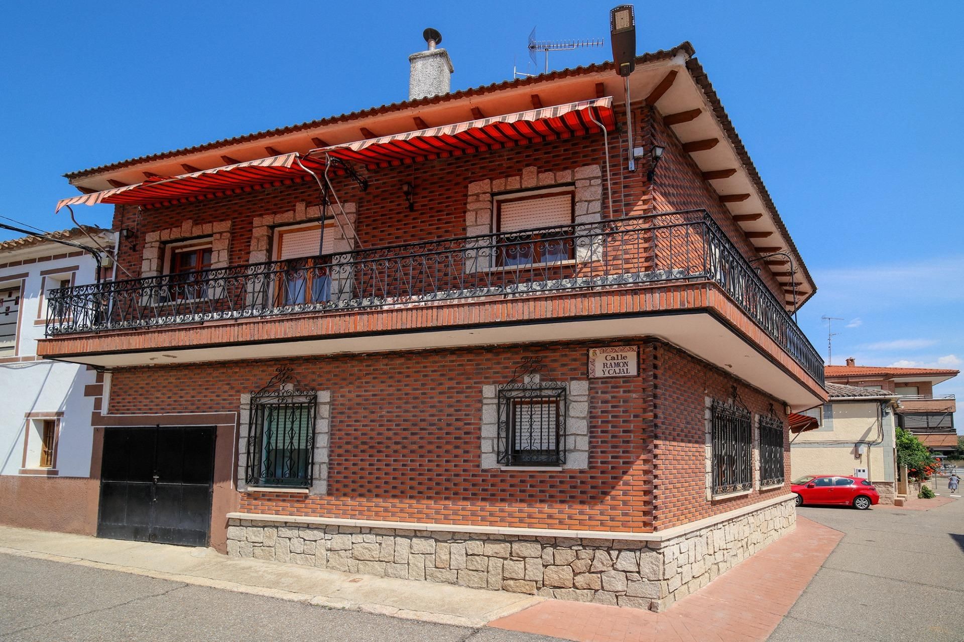 Exterior view of House or chalet for sale in Valdeverdeja  with Heating, Private garden and Terrace