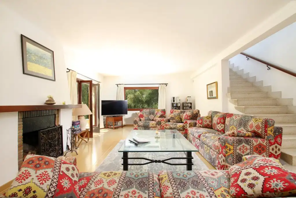 Sala de estar de Finca rústica en venta en Pollença con Aire acondicionado, Calefacción y Jardín privado