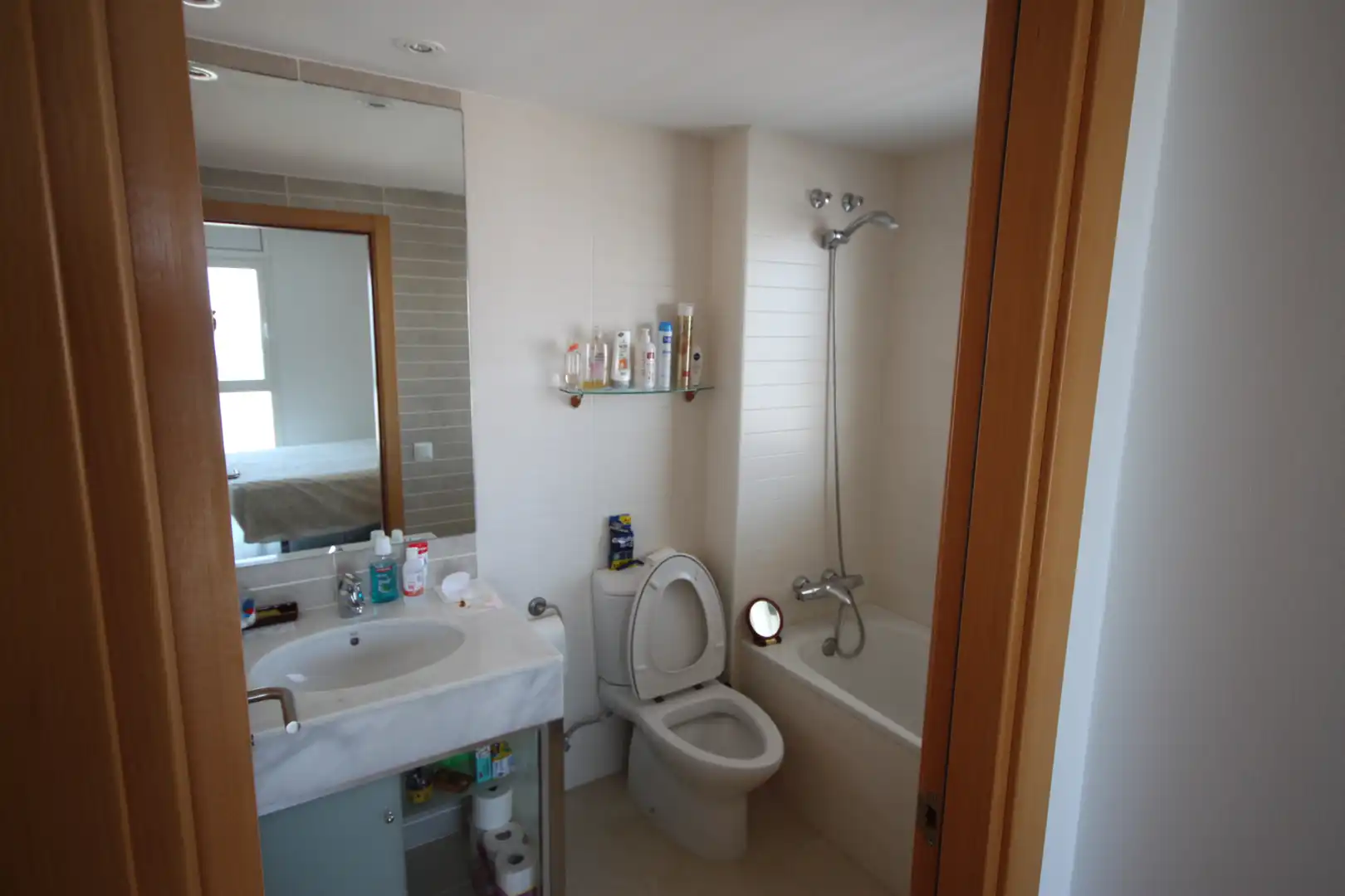 Badezimmer von Wohnungen zum Verkauf in L'Escala mit Klimaanlage, Heizung und Terrasse