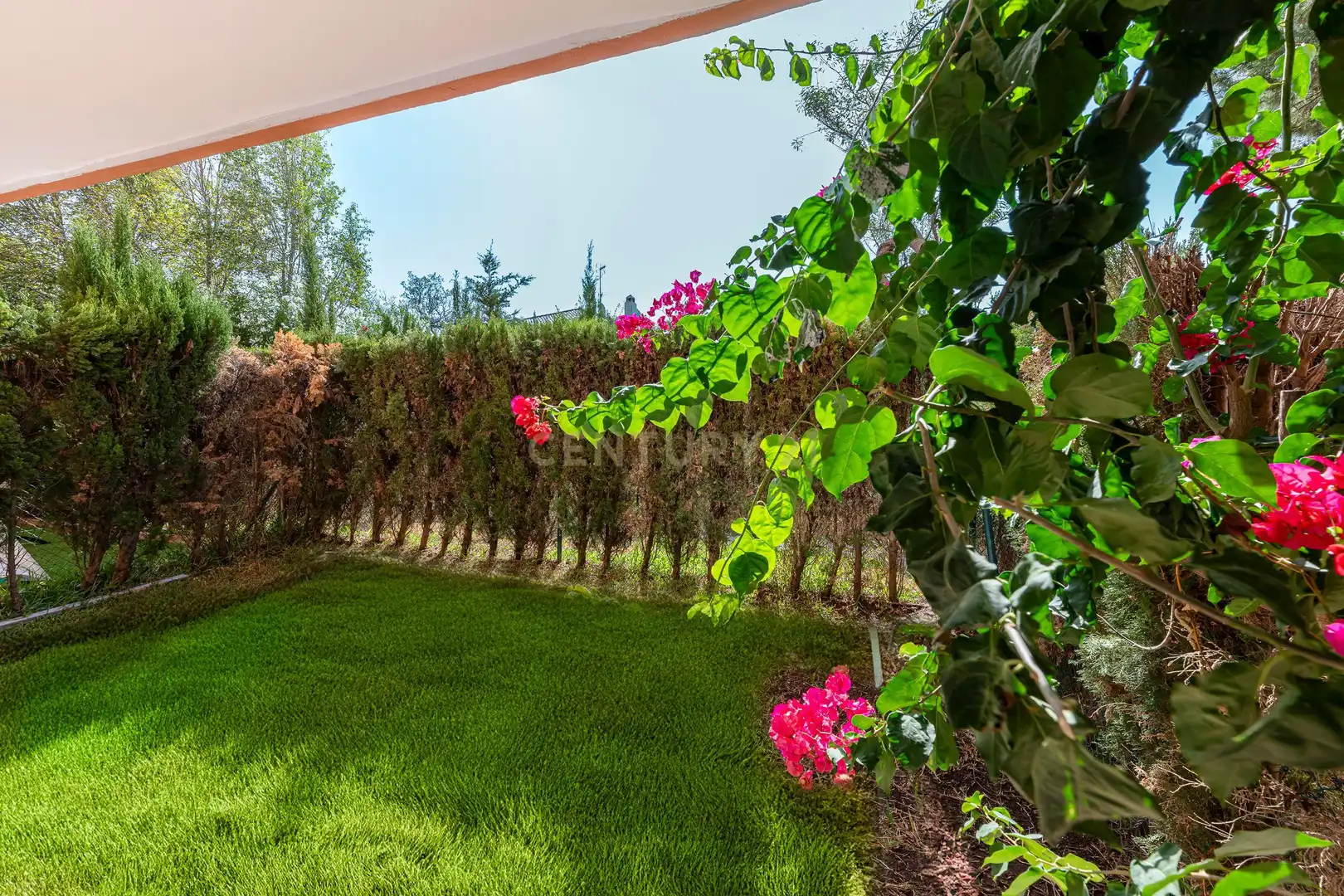 Terrassa de Pis de lloguer en Marbella amb Aire condicionat, Jardí privat i Piscina comunitària