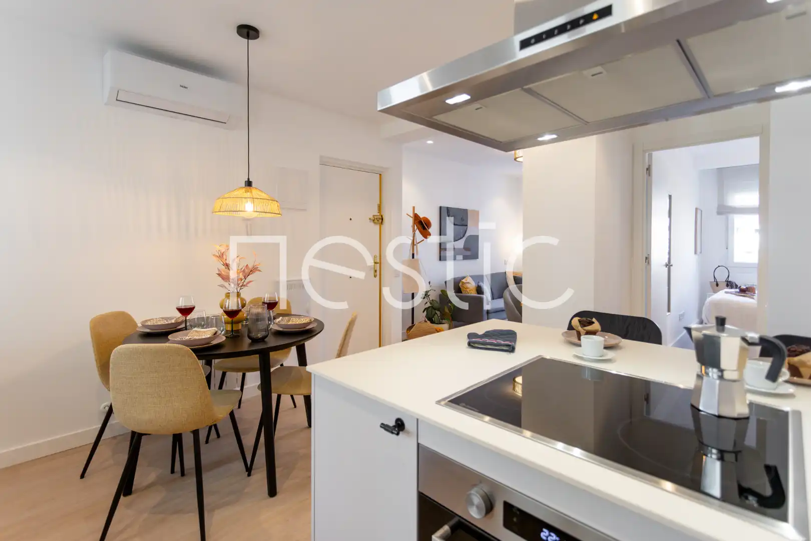 Cuina de Apartament de lloguer en Madrid amb Aire condicionat, Calefacció i Moblat